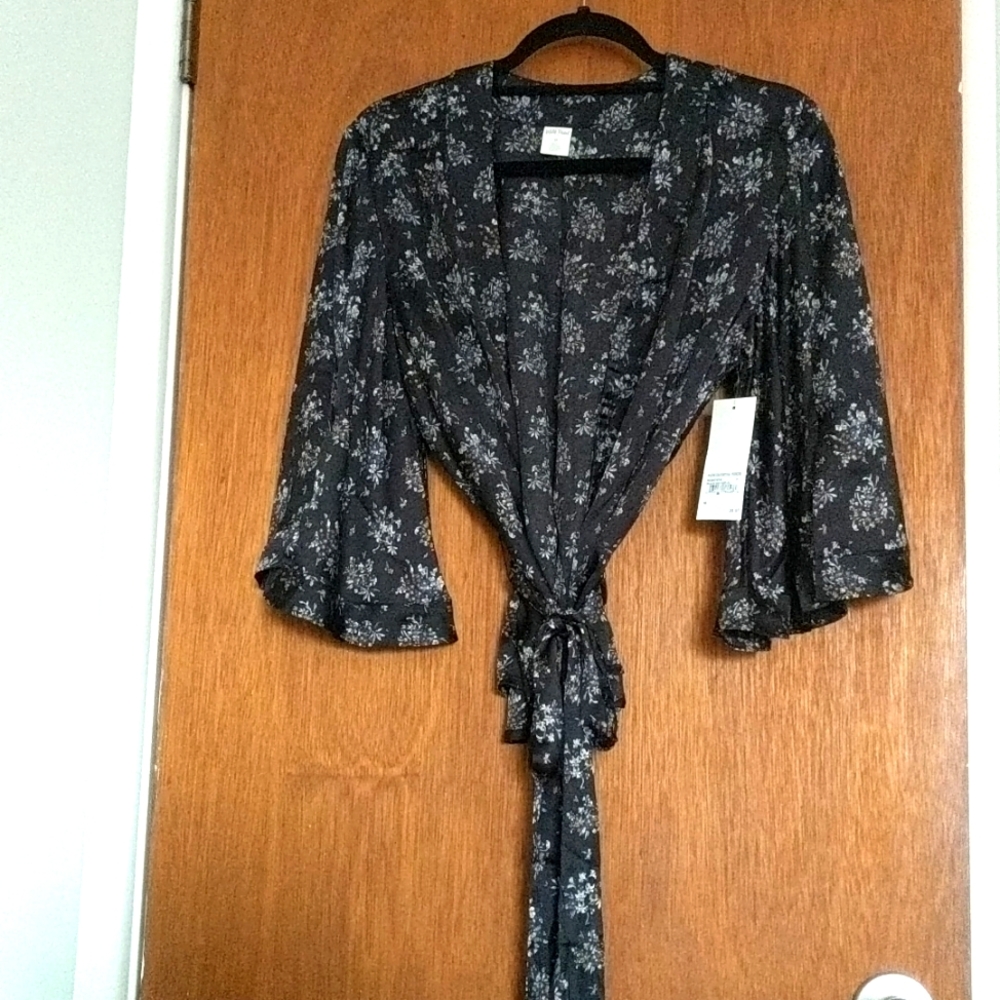NWT Wild Pearl (wrap & tie) Silky Top.  Size M. Flowy open arms.  Beautiful.